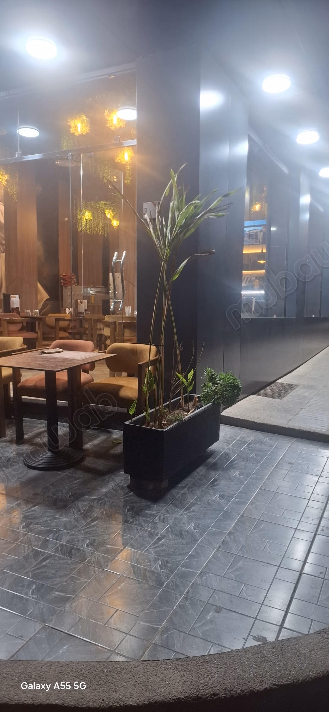 Venta de local comercial en Oulfa. Superficie 230 m². Calefacción central y puerta blindada.