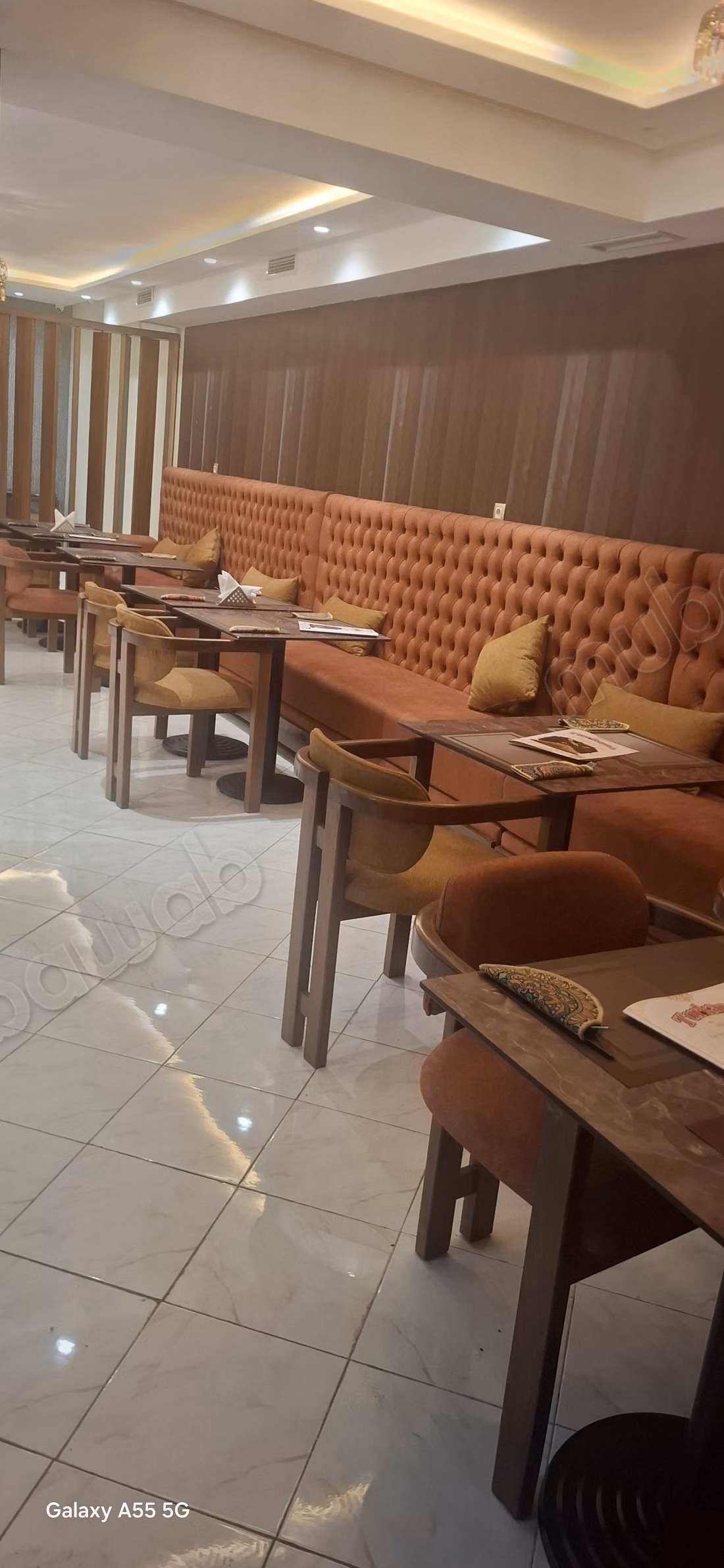 Venta de local comercial en Oulfa. Superficie 230 m². Calefacción central y puerta blindada.
