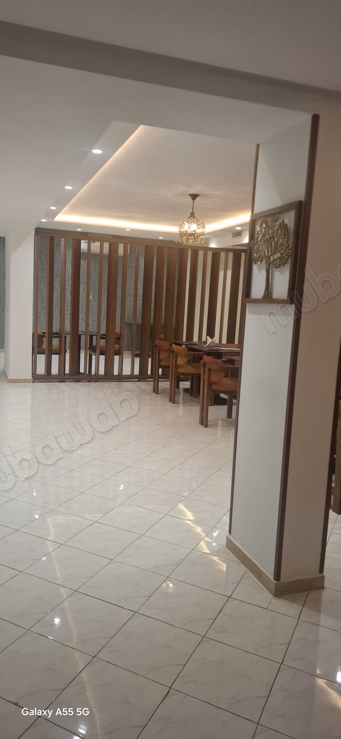 Venta de local comercial en Oulfa. Superficie 230 m². Calefacción central y puerta blindada.
