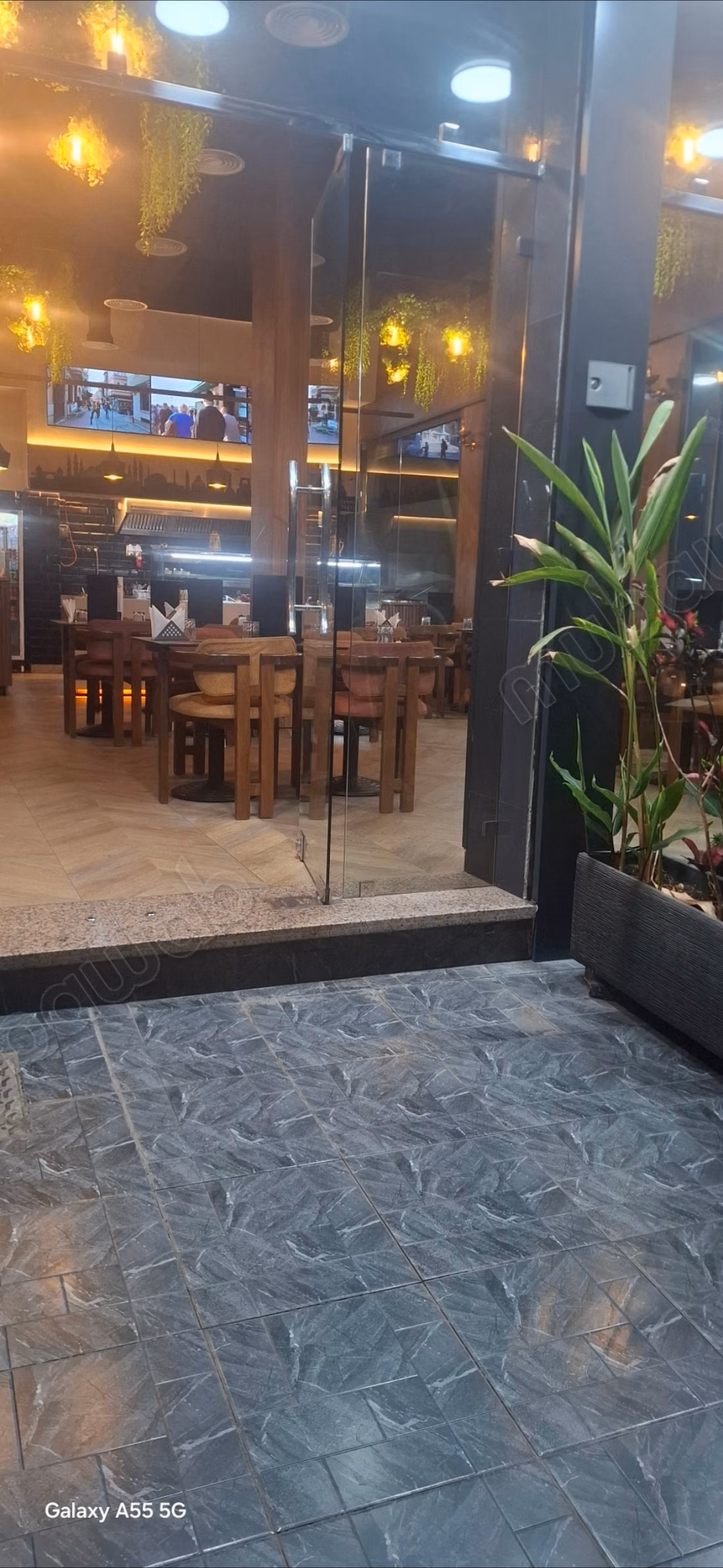 Venta de local comercial en Oulfa. Superficie 230 m². Calefacción central y puerta blindada.