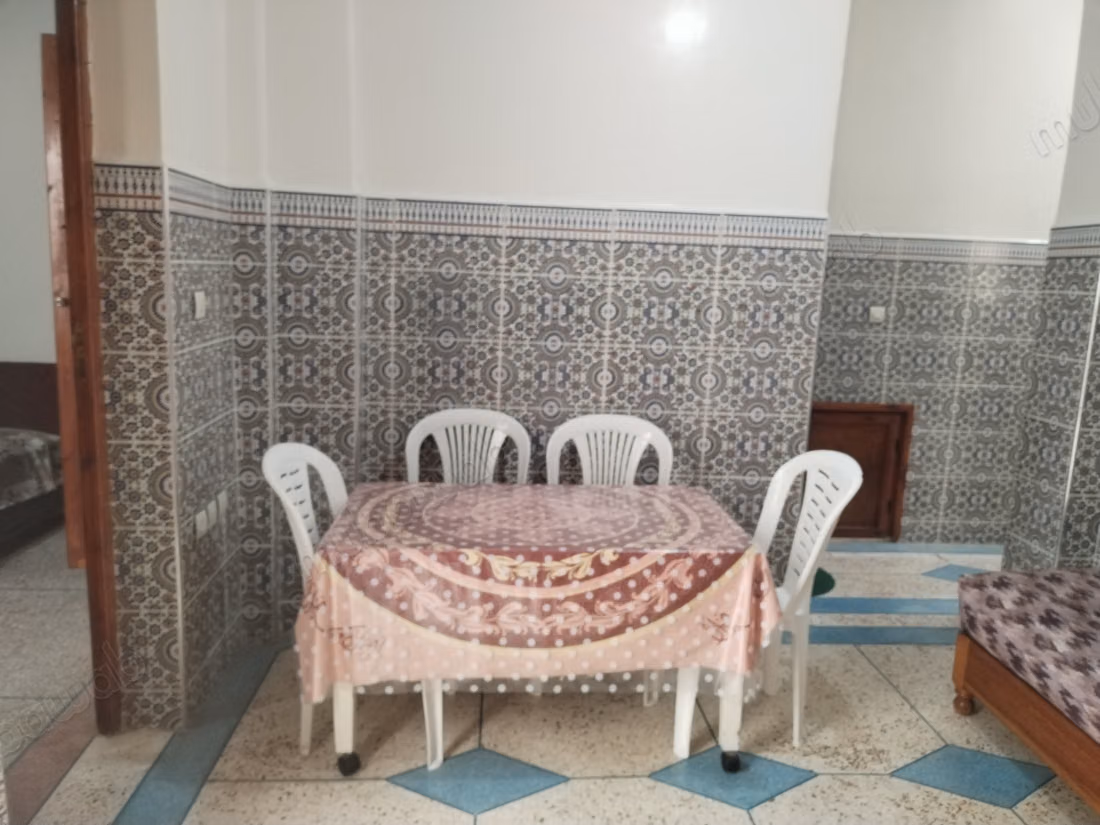 Vakantieappartement te huur in Hay Mohammadi. 2 mooie kamers. Parkeerplaatsen en terras