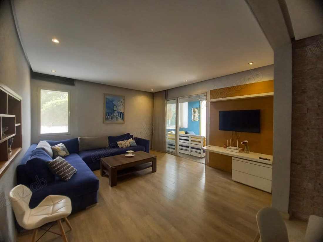 Location d'un appartement rez de jardin à Ville Verte. 
3 chambres. 
Bien meublé