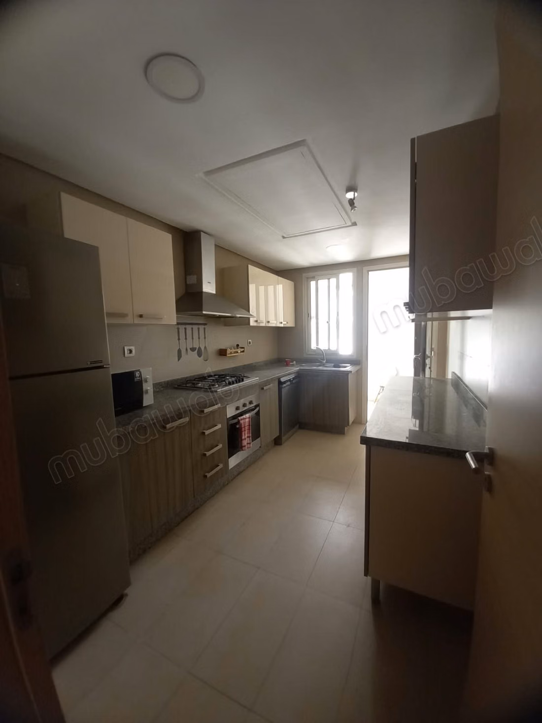 Location d'un appartement rez de jardin à Ville Verte. 
3 chambres. 
Bien meublé