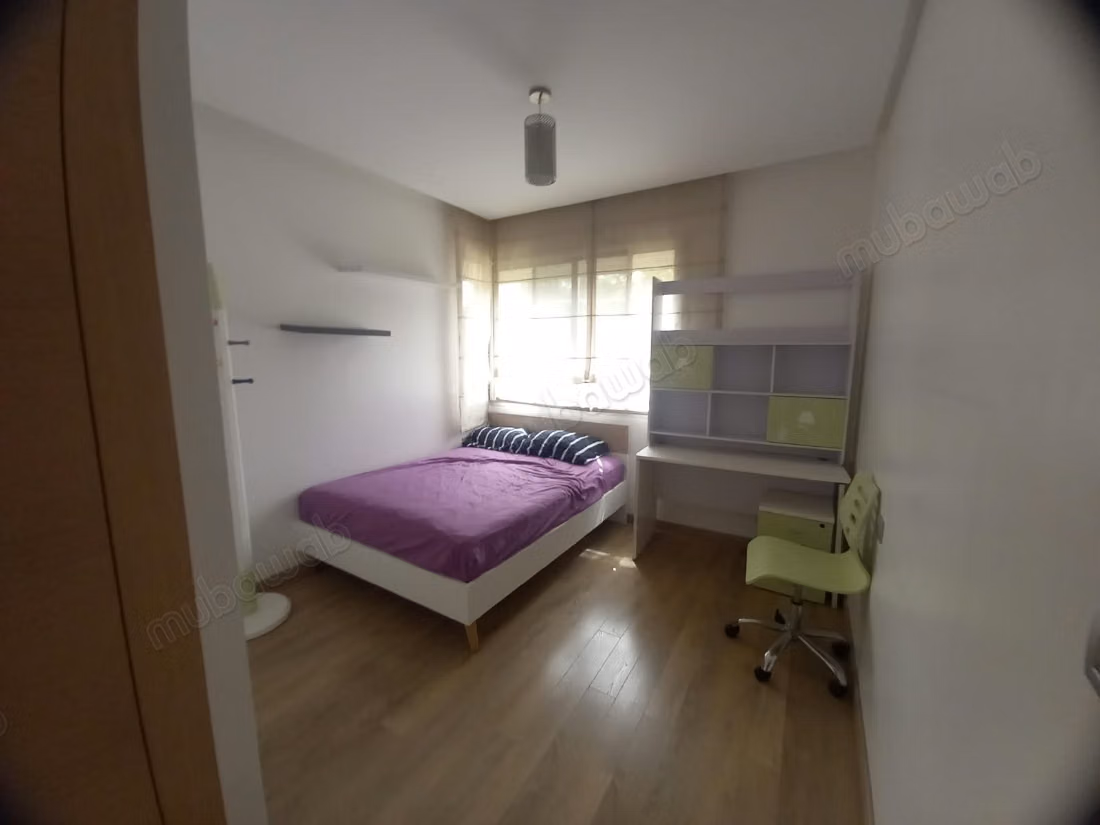Location d'un appartement rez de jardin à Ville Verte. 
3 chambres. 
Bien meublé