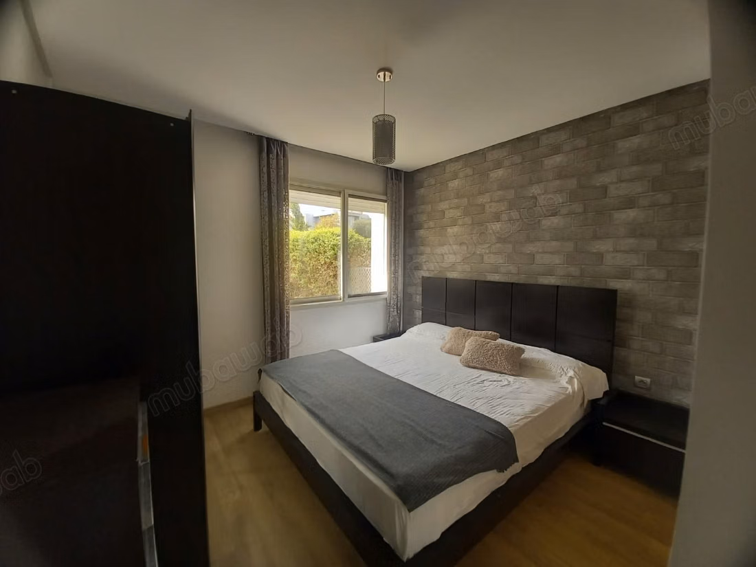 Location d'un appartement rez de jardin à Ville Verte. 
3 chambres. 
Bien meublé