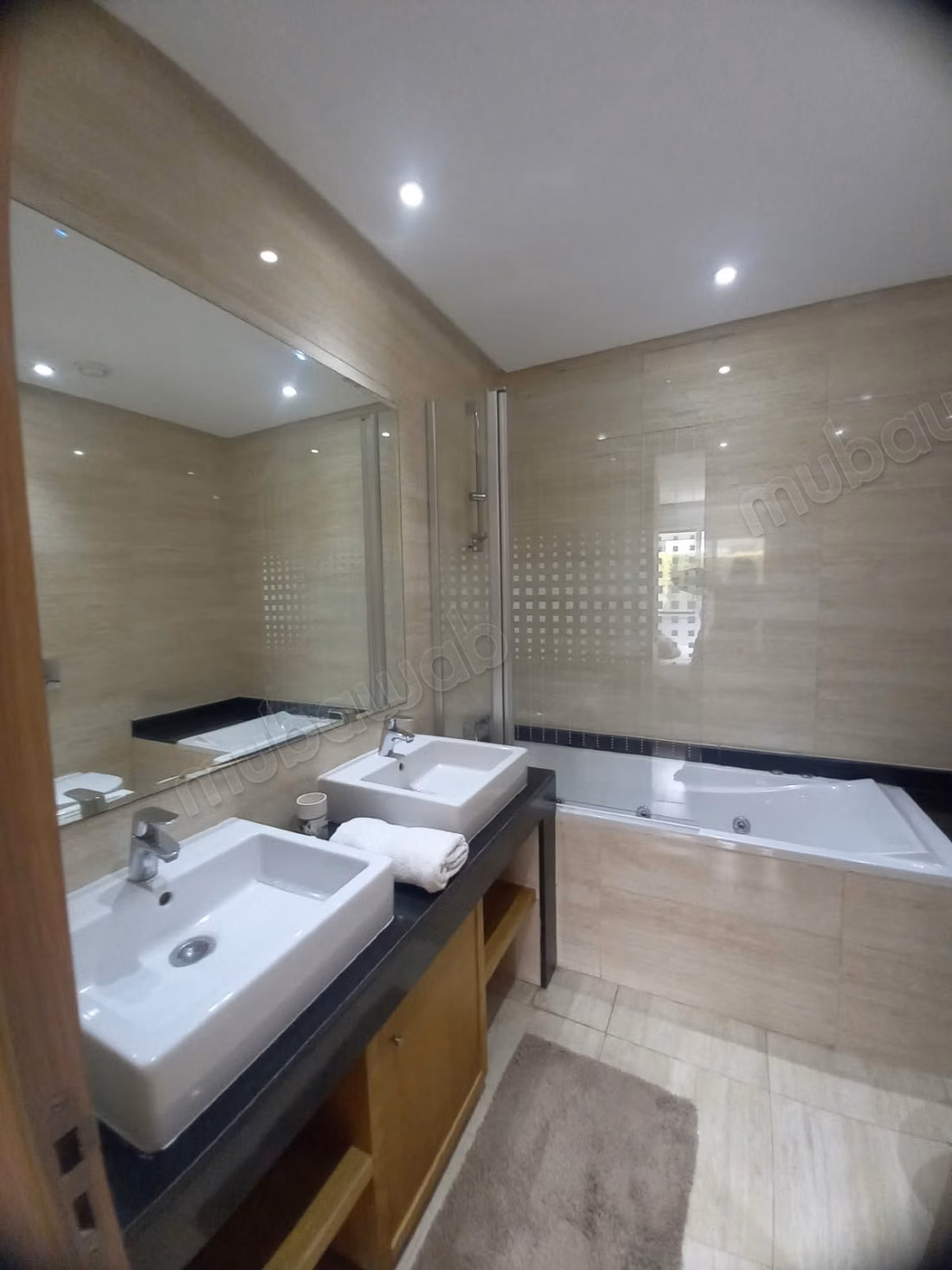 Location d'un appartement rez de jardin à Ville Verte. 
3 chambres. 
Bien meublé