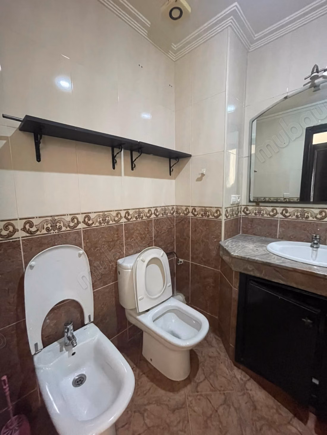 Vente d'un bel appartement à Les Hôpitaux. 2 pièces. Système de parabole et résidence sécurisée