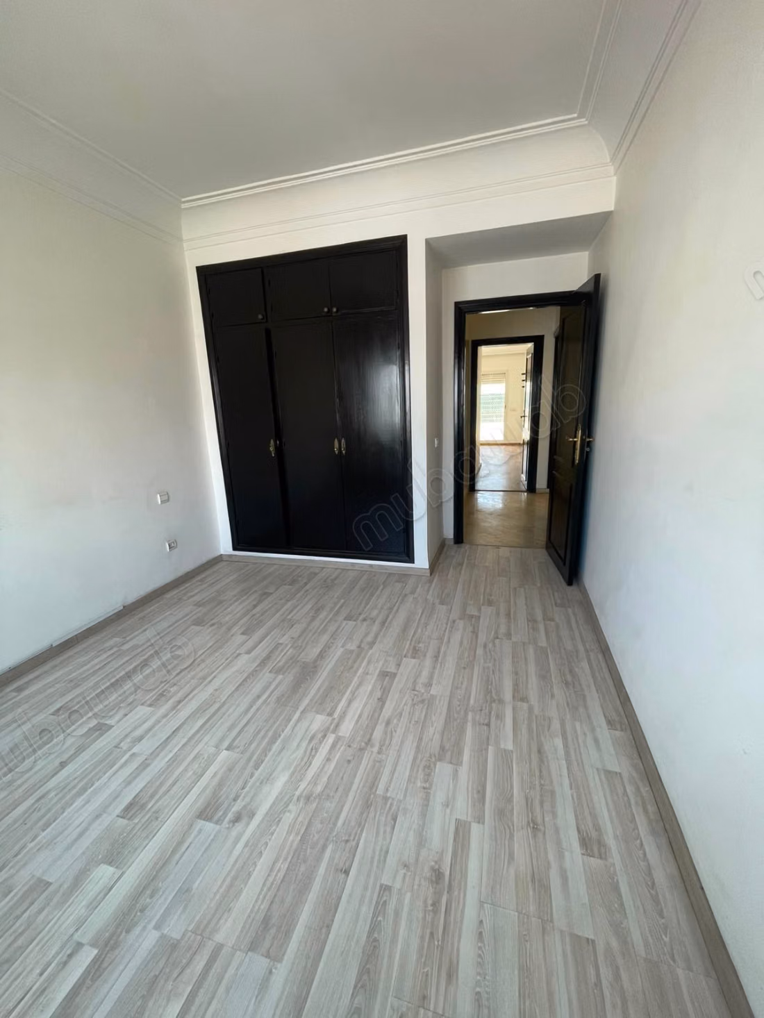 Vente d'un bel appartement à Les Hôpitaux. 2 pièces. Système de parabole et résidence sécurisée