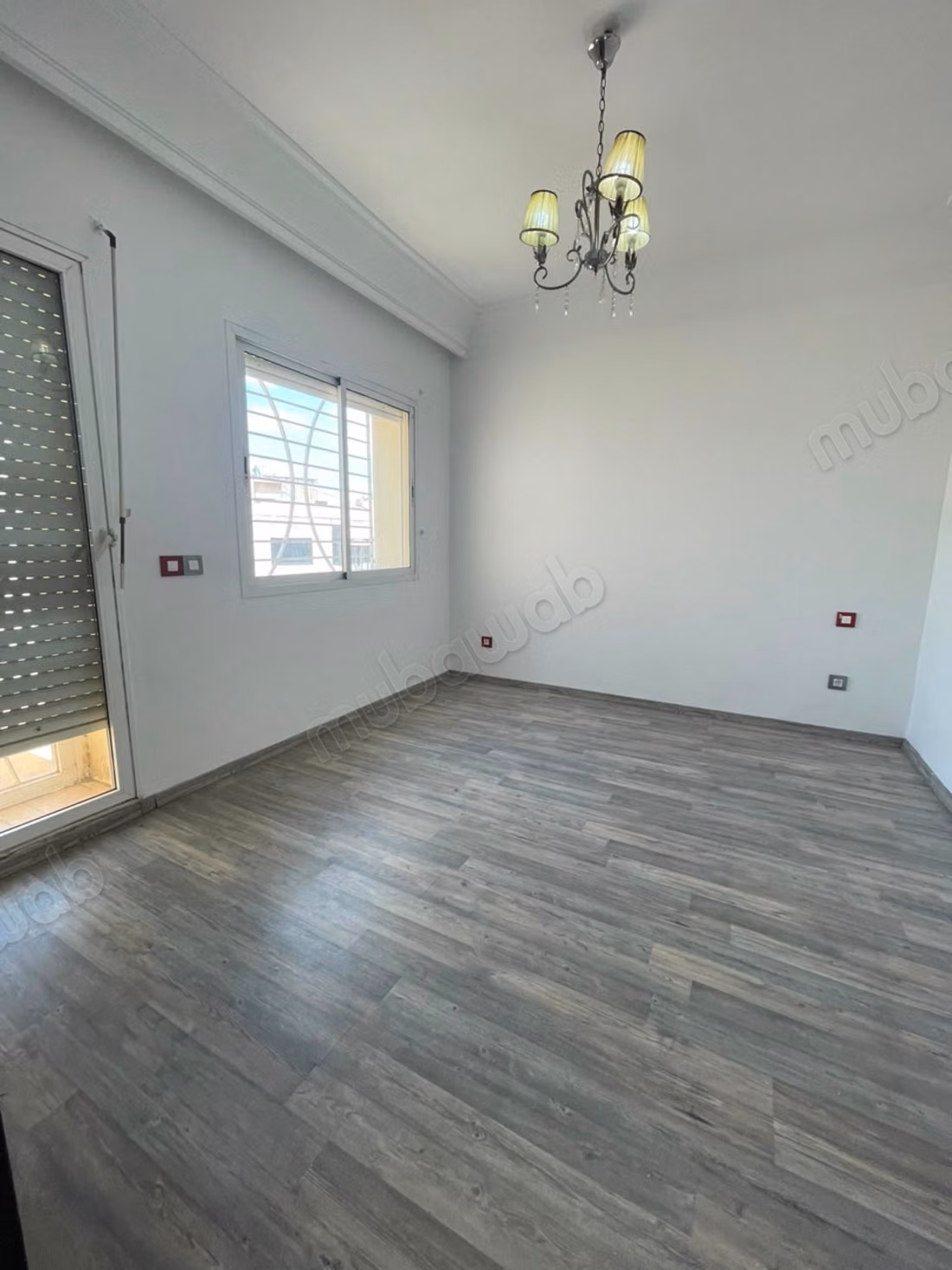 Vente d'un bel appartement à Les Hôpitaux. 2 pièces. Système de parabole et résidence sécurisée
