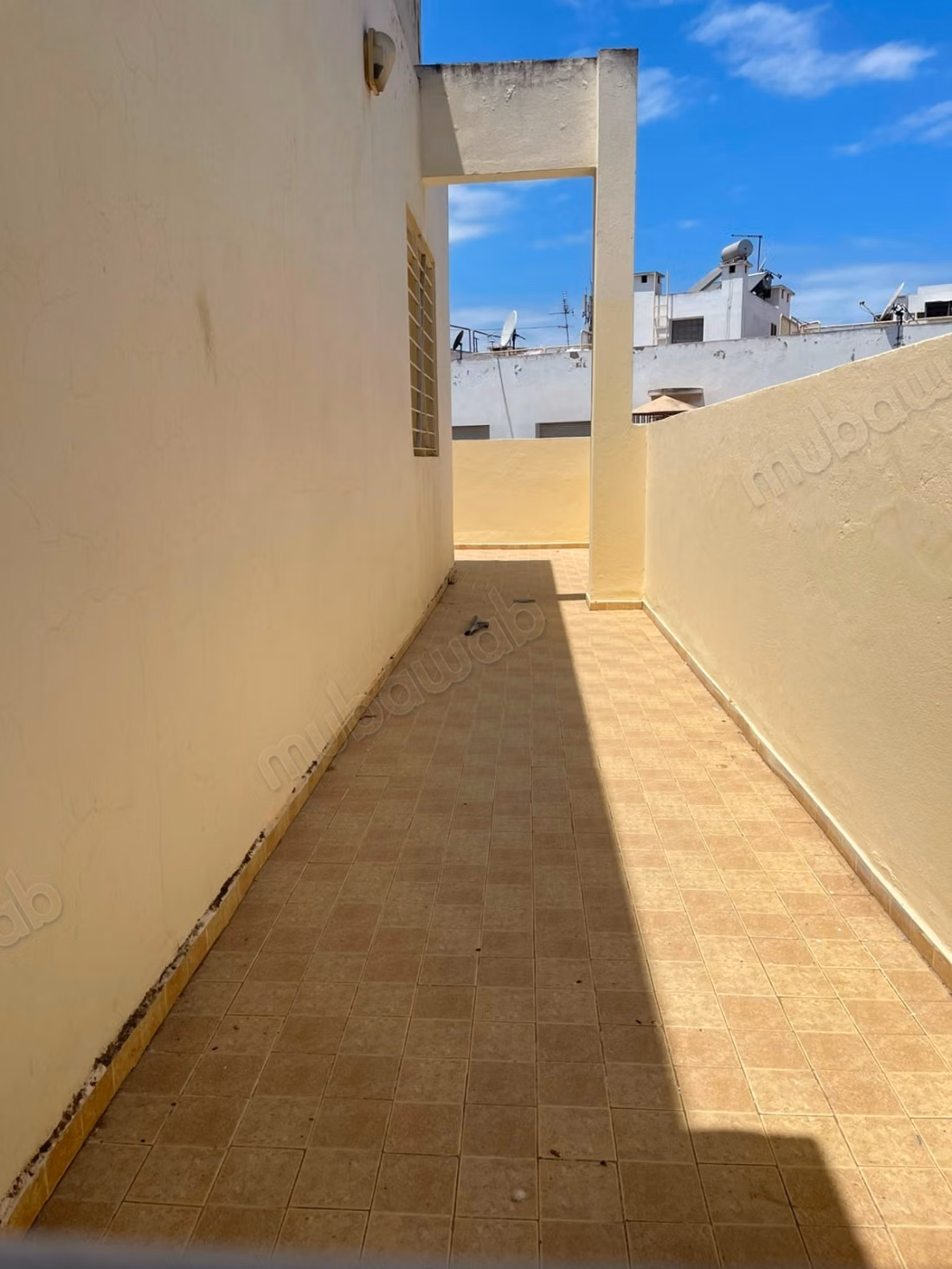 Vente d'un bel appartement à Les Hôpitaux. 2 pièces. Système de parabole et résidence sécurisée