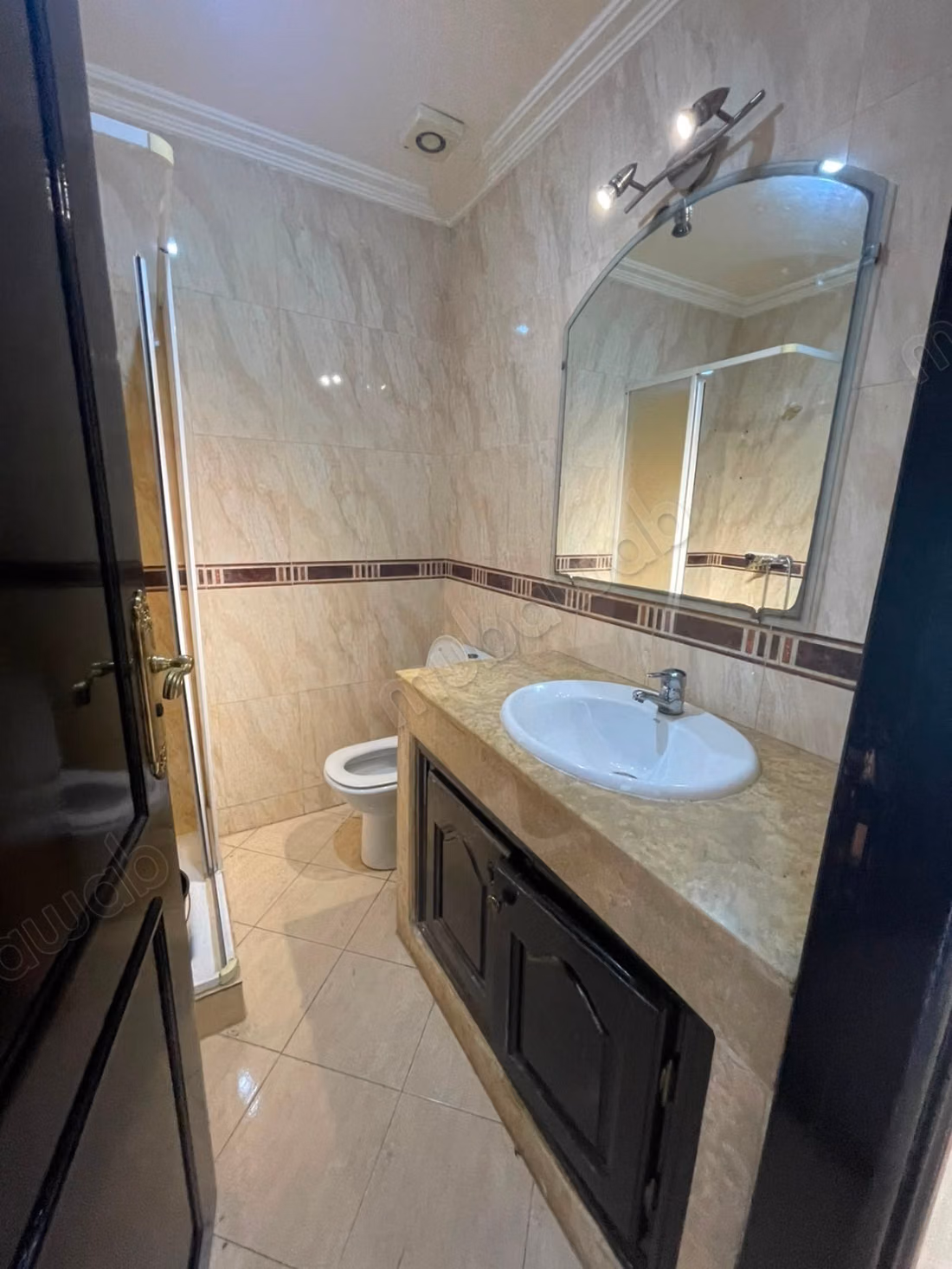 Vente d'un bel appartement à Les Hôpitaux. 2 pièces. Système de parabole et résidence sécurisée