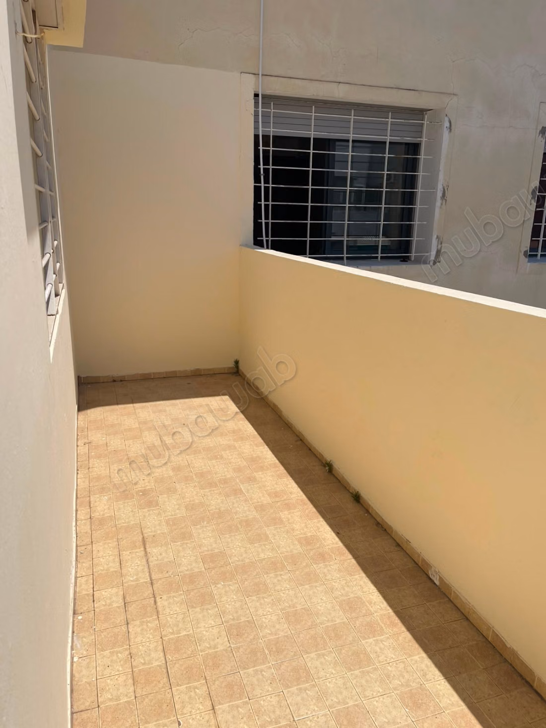 Vente d'un bel appartement à Les Hôpitaux. 2 pièces. Système de parabole et résidence sécurisée
