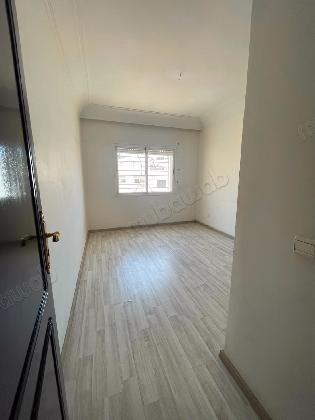 Vente d'un bel appartement à Les Hôpitaux. 2 pièces. Système de parabole et résidence sécurisée