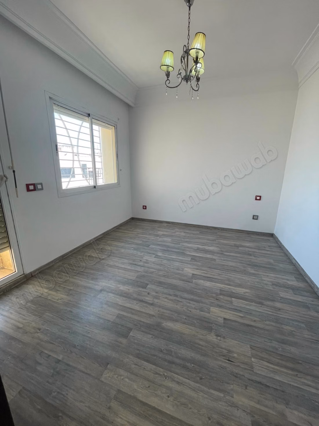 Vente d'un bel appartement à Les Hôpitaux. 2 pièces. Système de parabole et résidence sécurisée