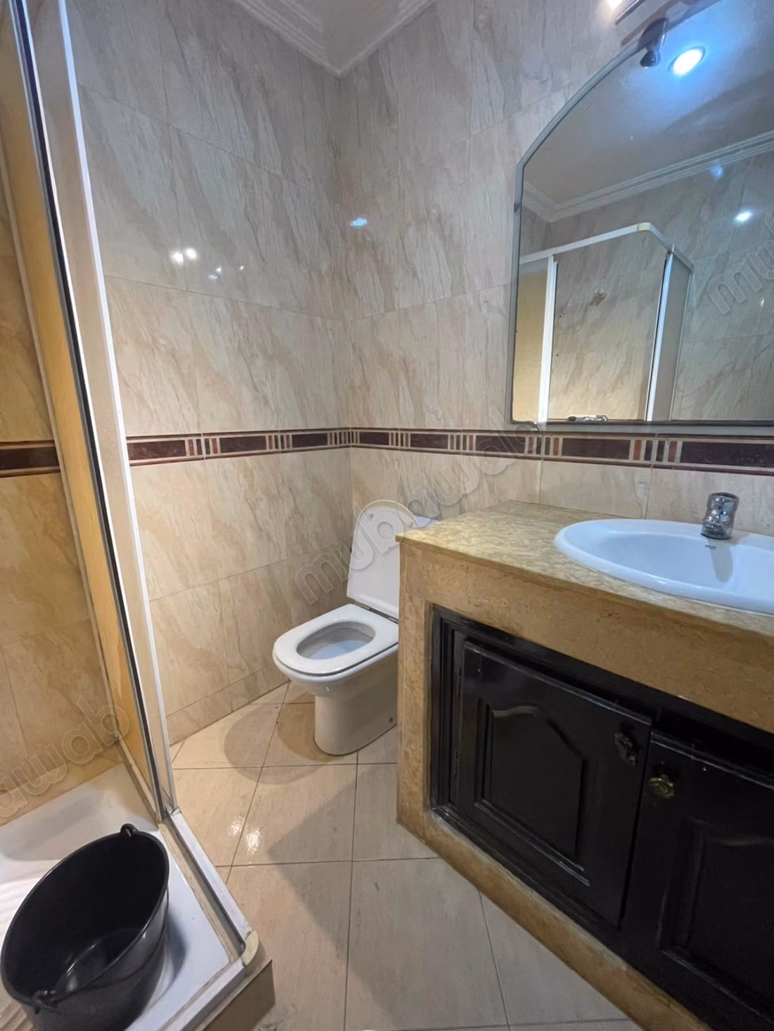 Vente d'un bel appartement à Les Hôpitaux. 2 pièces. Système de parabole et résidence sécurisée