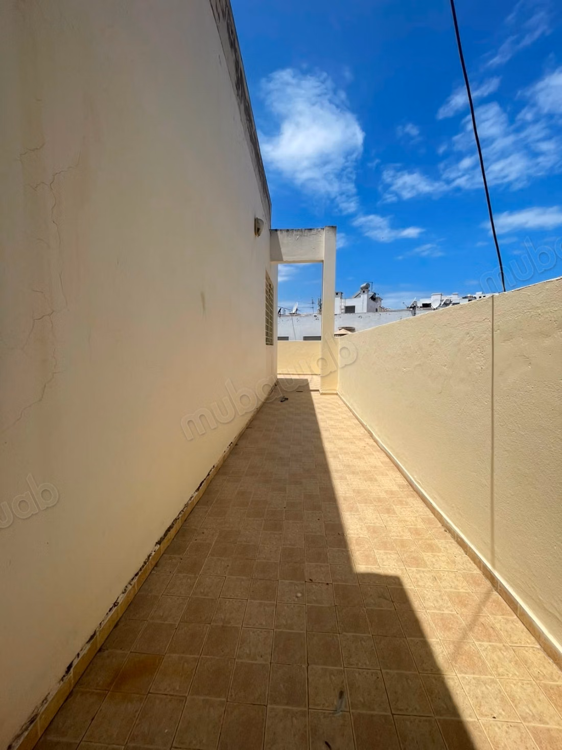 Vente d'un bel appartement à Les Hôpitaux. 2 pièces. Système de parabole et résidence sécurisée