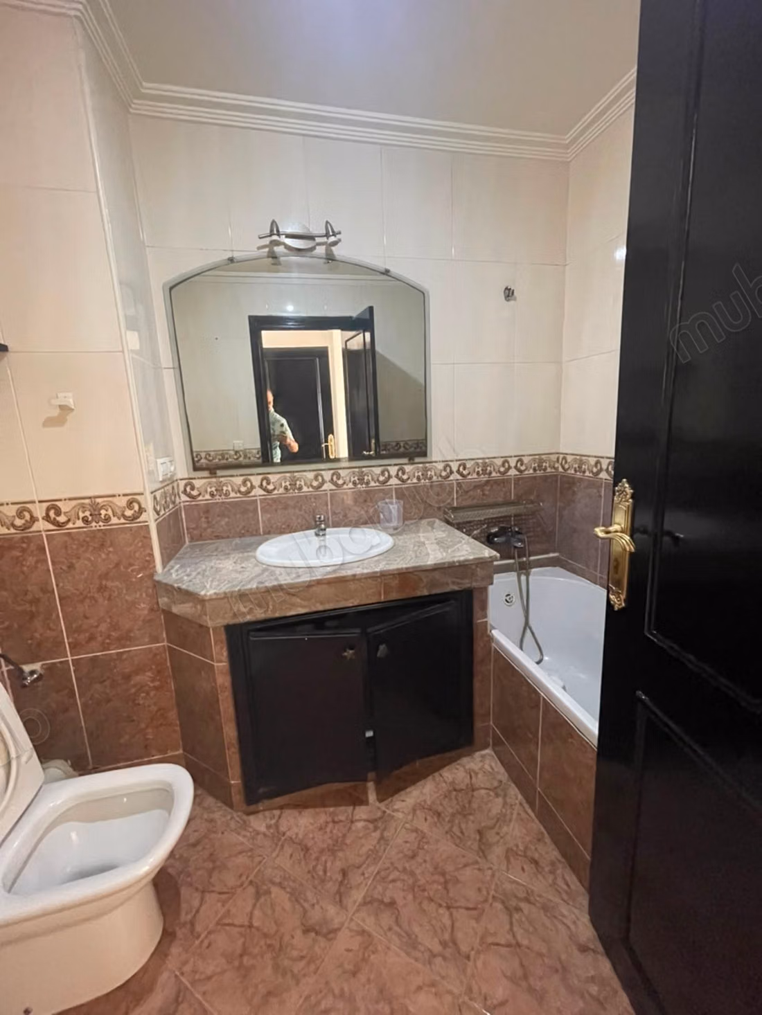 Vente d'un bel appartement à Les Hôpitaux. 2 pièces. Système de parabole et résidence sécurisée