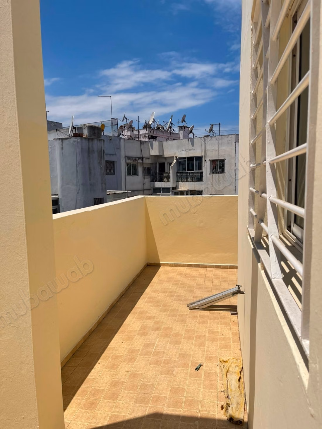 Vente d'un bel appartement à Les Hôpitaux. 2 pièces. Système de parabole et résidence sécurisée