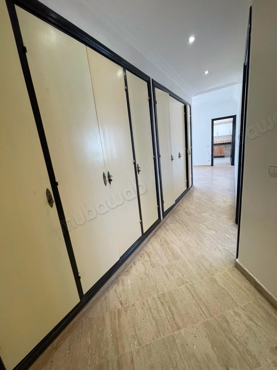 Vente d'un bel appartement à Les Hôpitaux. 2 pièces. Système de parabole et résidence sécurisée