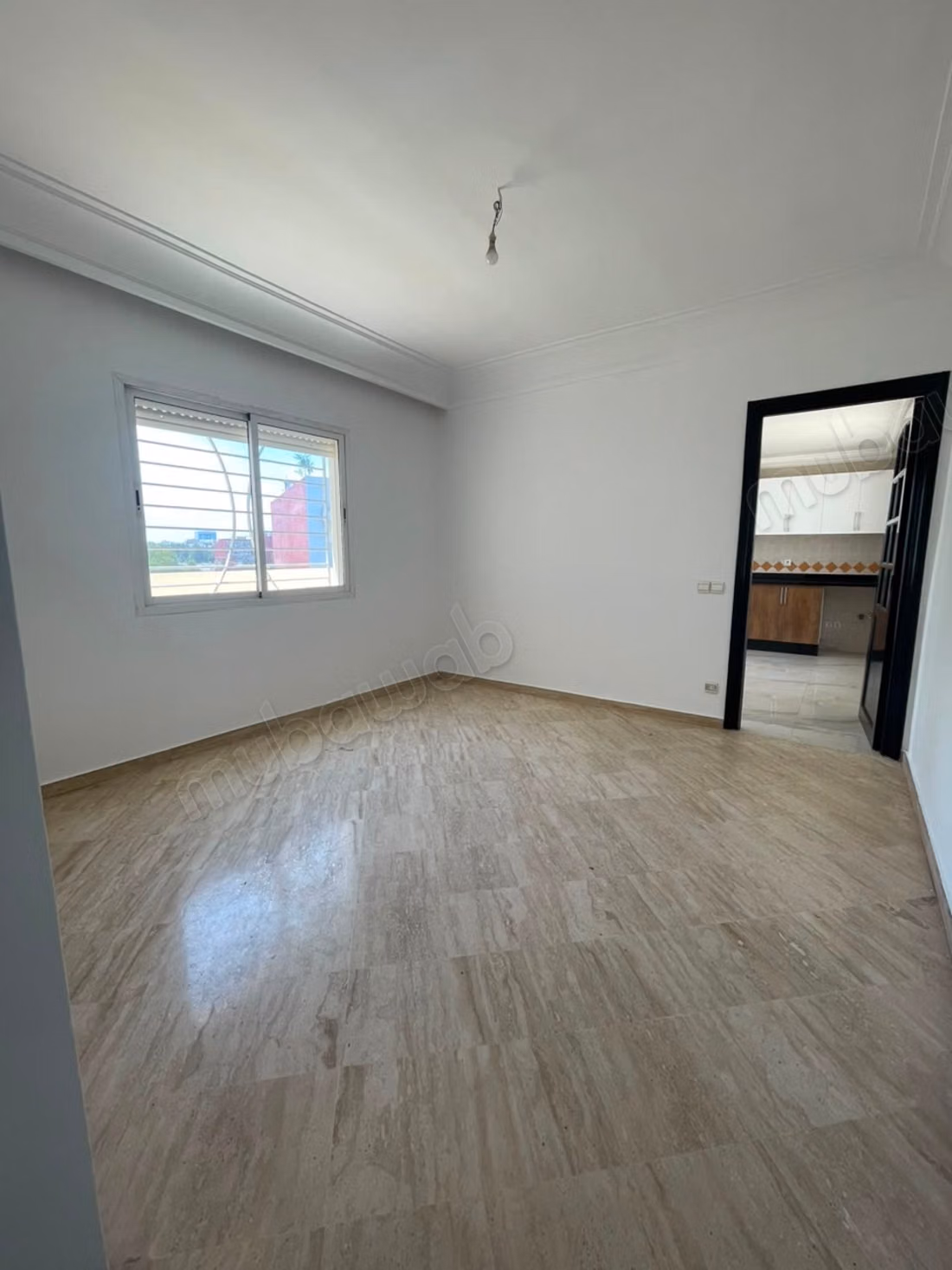 Vente d'un bel appartement à Les Hôpitaux. 2 pièces. Système de parabole et résidence sécurisée