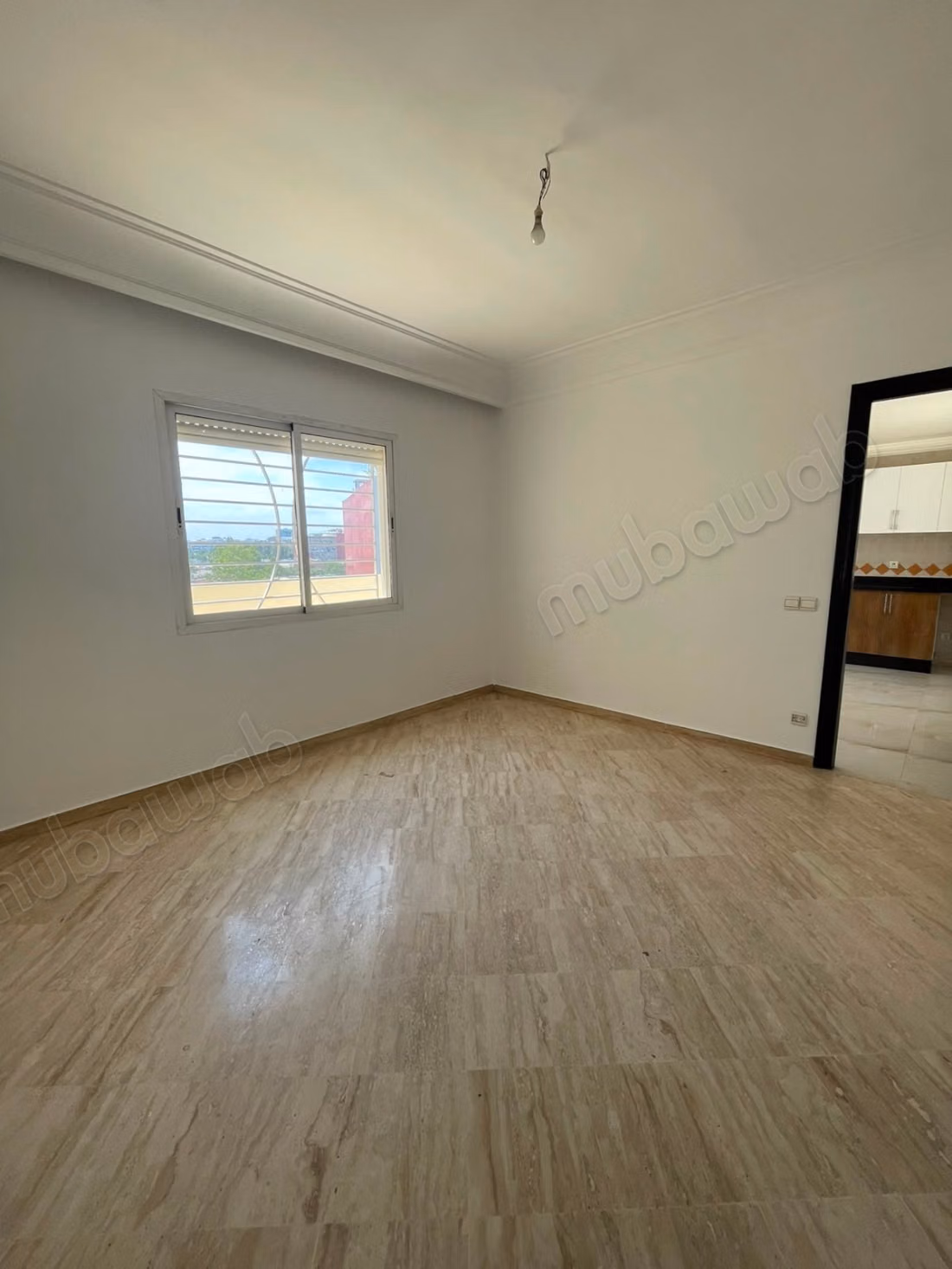Vente d'un bel appartement à Les Hôpitaux. 2 pièces. Système de parabole et résidence sécurisée