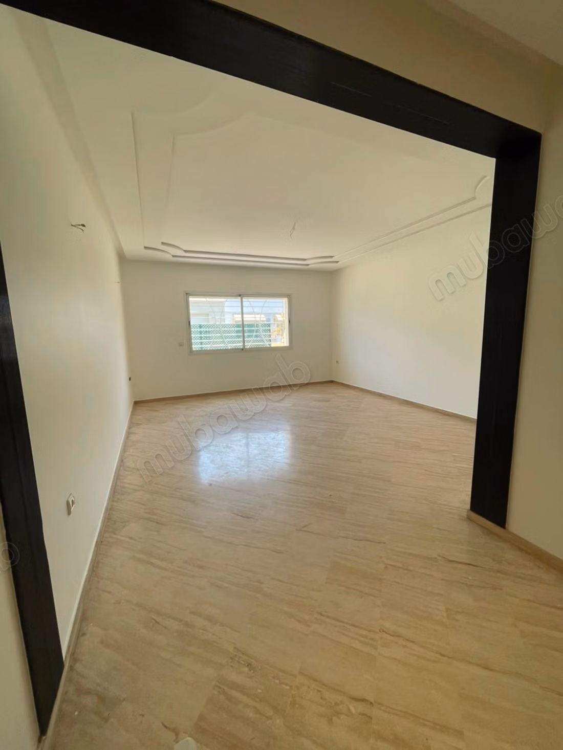 Vente d'un bel appartement à Les Hôpitaux. 2 pièces. Système de parabole et résidence sécurisée