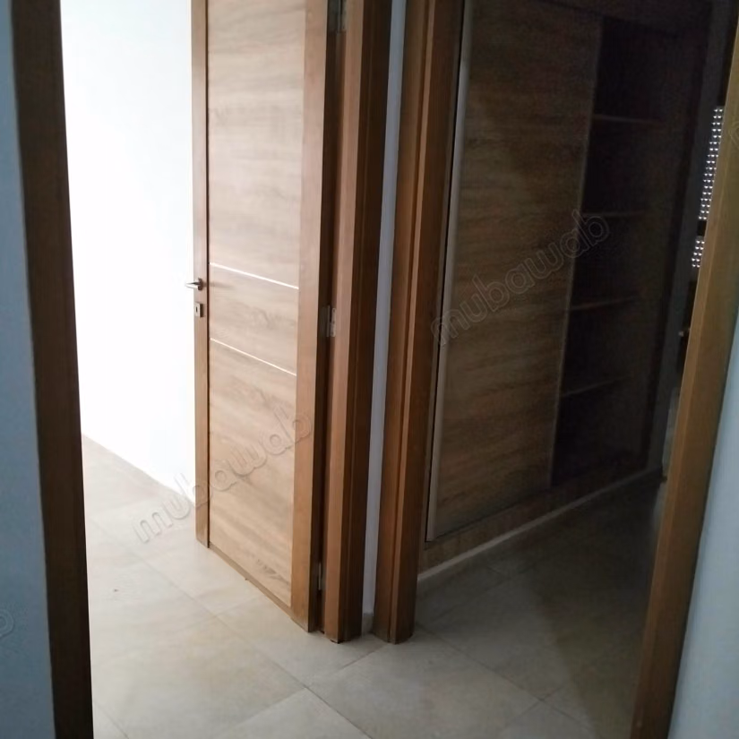 Bel appartement en location à Riadh al Andalous. Surface de 156 m². Service de concierge et climatisation