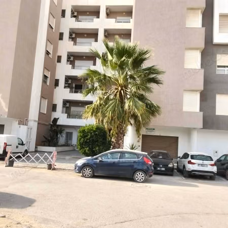 Bel appartement en location à Riadh al Andalous. Surface de 156 m². Service de concierge et climatisation