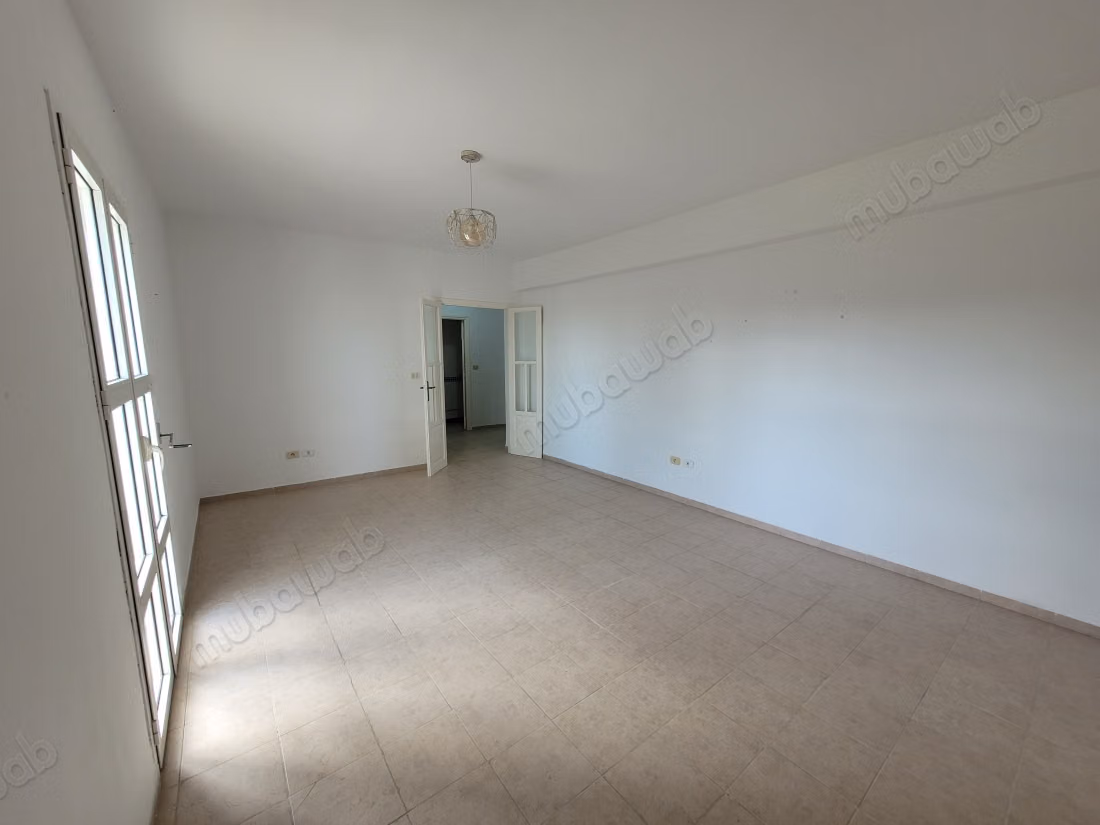 Vente d'un bel appartement à Cité Ain Meriem. 3 grandes pièces. Porte blindée et système de double vitrage