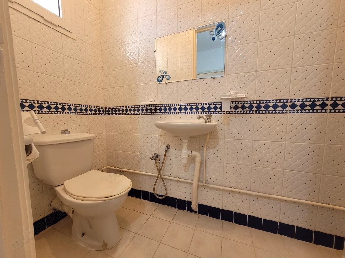 Vente d'un bel appartement à Cité Ain Meriem. 3 grandes pièces. Porte blindée et système de double vitrage