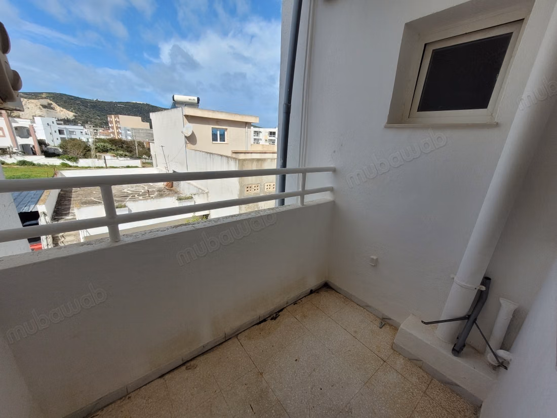 Vente d'un bel appartement à Cité Ain Meriem. 3 grandes pièces. Porte blindée et système de double vitrage