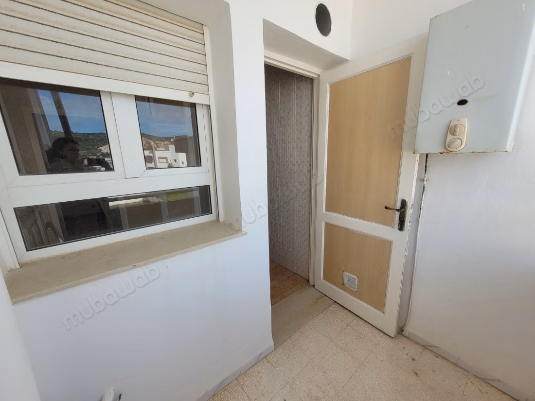 Vente d'un bel appartement à Cité Ain Meriem. 3 grandes pièces. Porte blindée et système de double vitrage