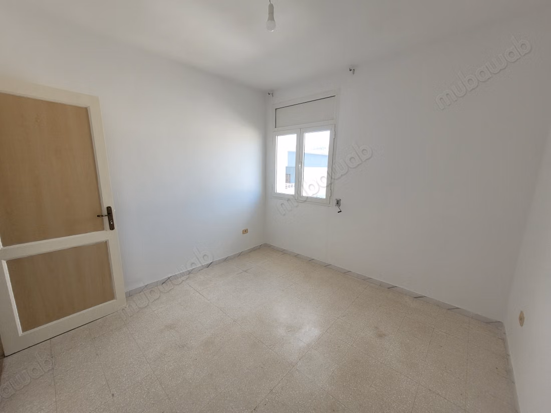 Vente d'un bel appartement à Cité Ain Meriem. 3 grandes pièces. Porte blindée et système de double vitrage