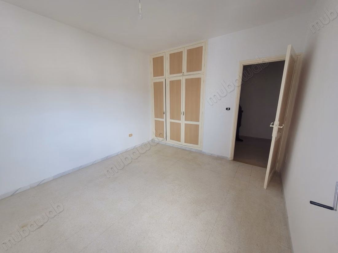 Vente d'un bel appartement à Cité Ain Meriem. 3 grandes pièces. Porte blindée et système de double vitrage