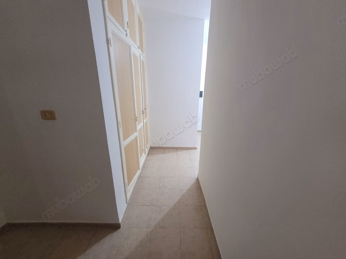 Vente d'un bel appartement à Cité Ain Meriem. 3 grandes pièces. Porte blindée et système de double vitrage