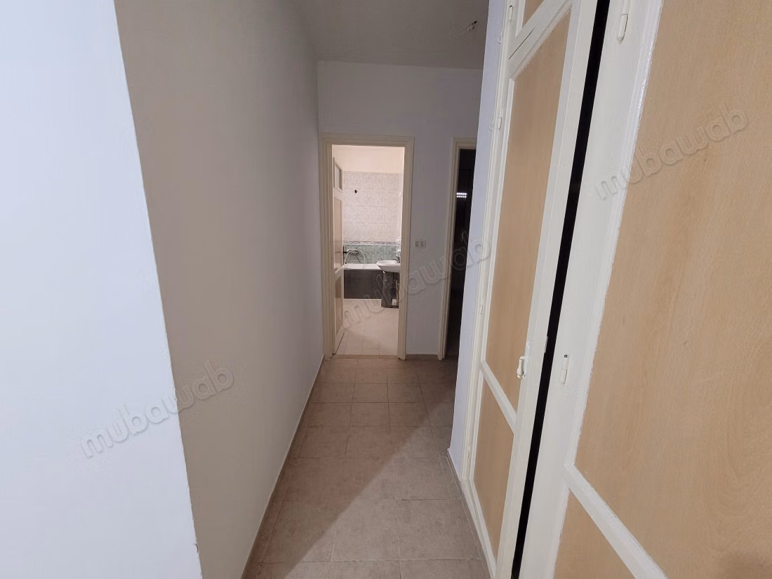 Vente d'un bel appartement à Cité Ain Meriem. 3 grandes pièces. Porte blindée et système de double vitrage