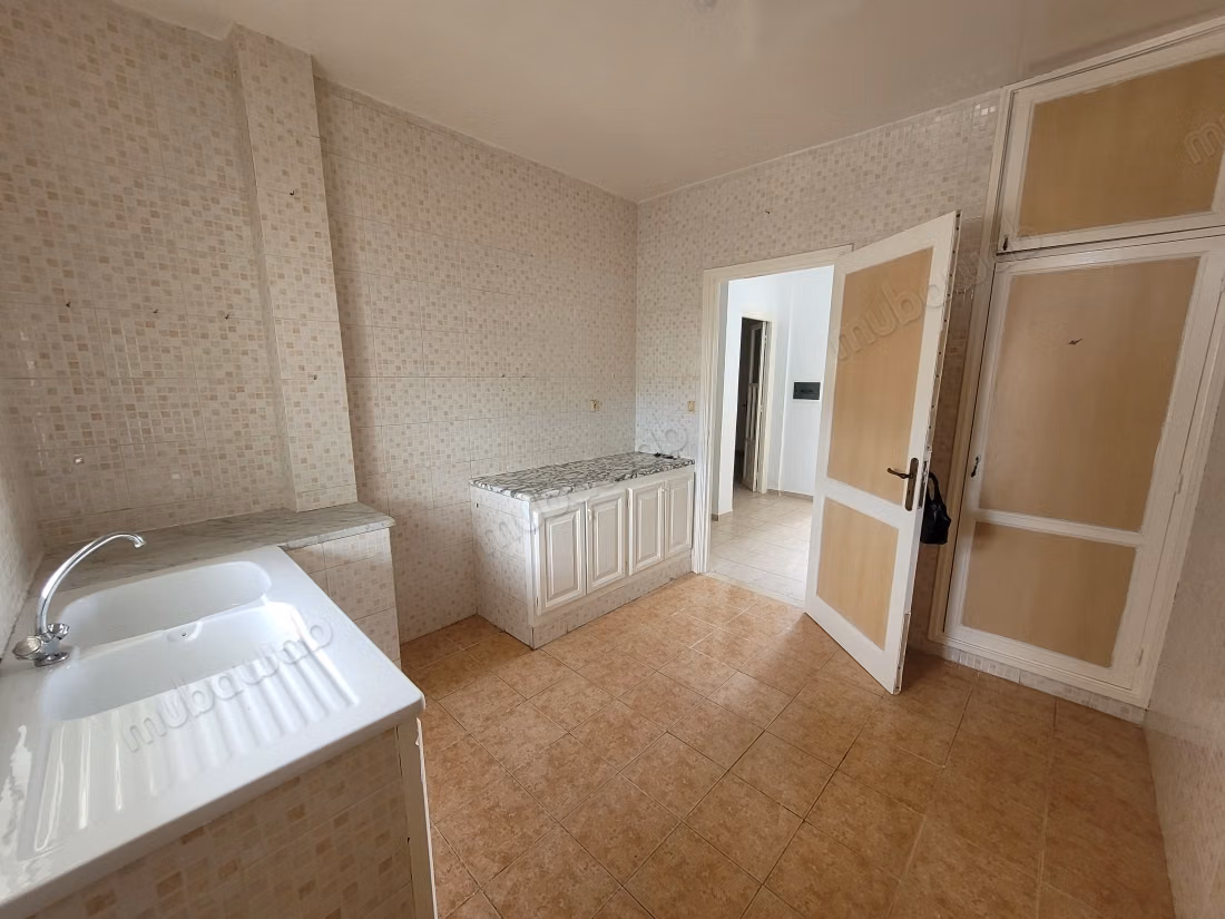 Vente d'un bel appartement à Cité Ain Meriem. 3 grandes pièces. Porte blindée et système de double vitrage