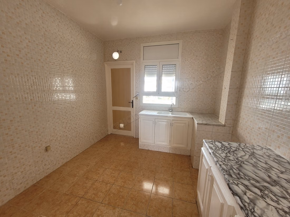 Vente d'un bel appartement à Cité Ain Meriem. 3 grandes pièces. Porte blindée et système de double vitrage
