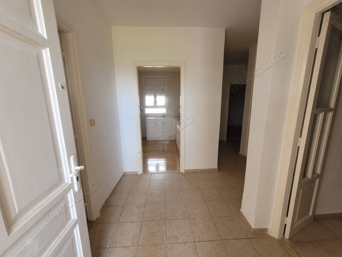 Vente d'un bel appartement à Cité Ain Meriem. 3 grandes pièces. Porte blindée et système de double vitrage