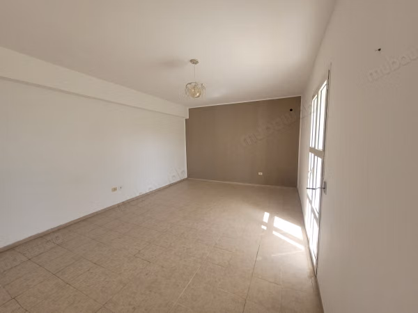 Vendita di un bel appartamento a Cité Ain Meriem. 3 grandi stanze. Porta blindata e sistema di doppio vetro