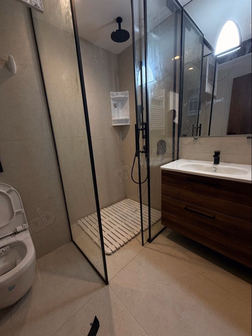 Appartement en location à Souissi. 4 chambres agréables. Avec ascenseur et terrasse