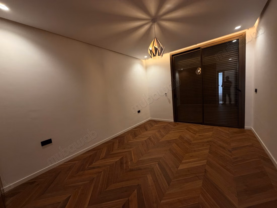 Appartement en location à Souissi. 4 chambres agréables. Avec ascenseur et terrasse