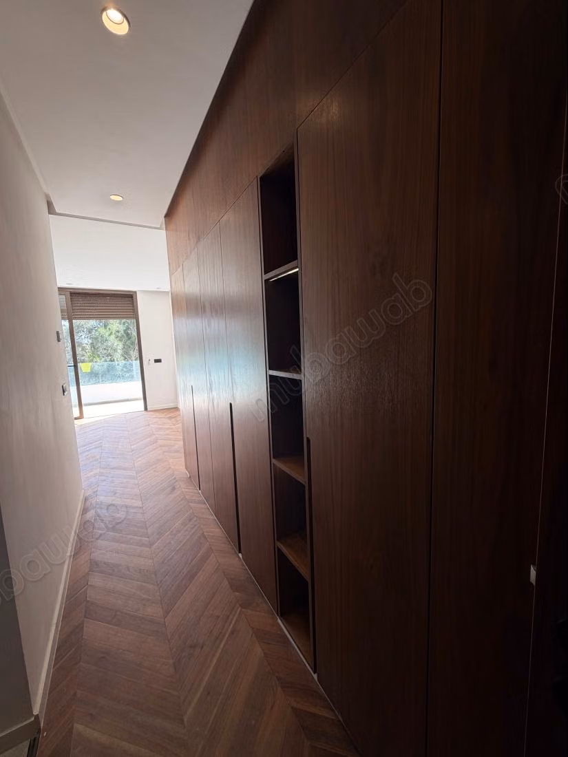 Appartement en location à Souissi. 4 chambres agréables. Avec ascenseur et terrasse