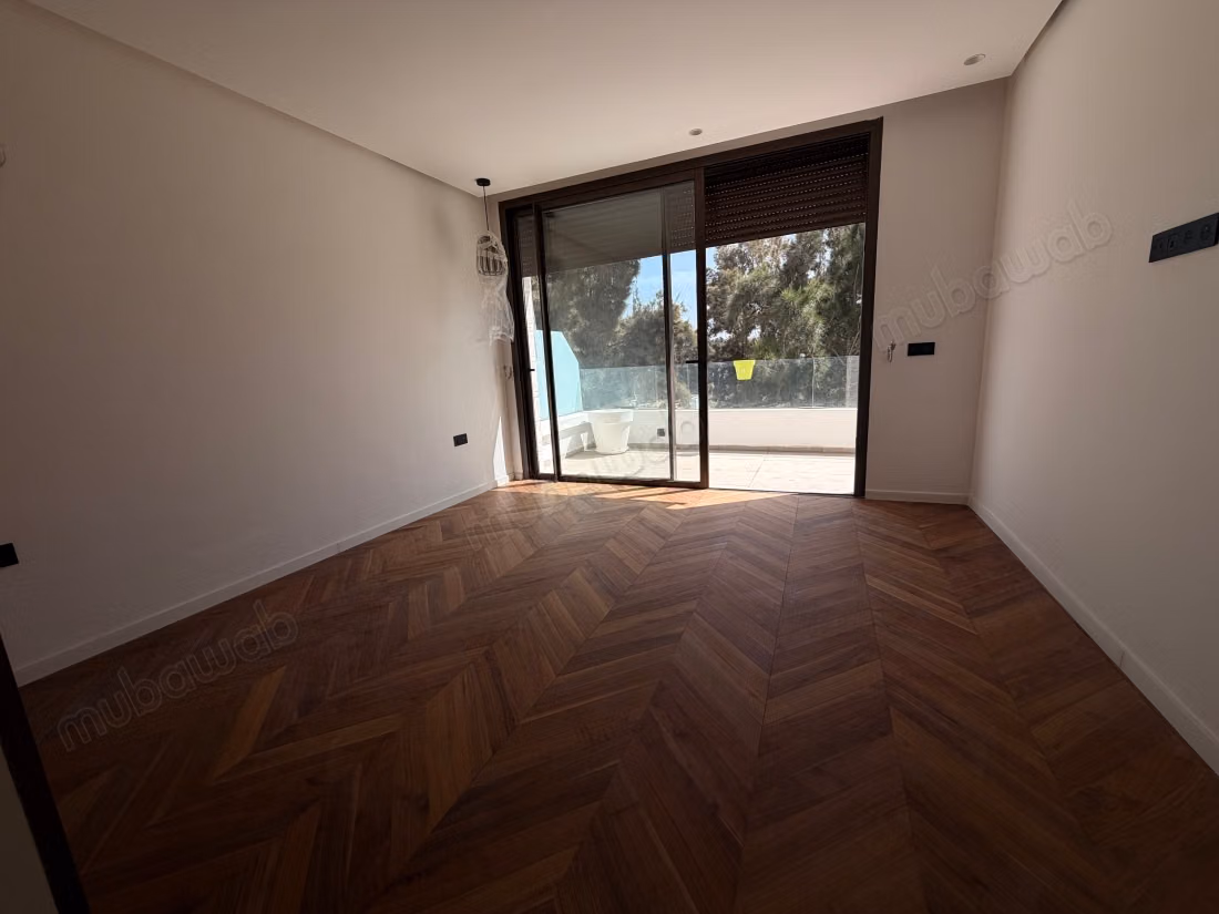 Appartement en location à Souissi. 4 chambres agréables. Avec ascenseur et terrasse
