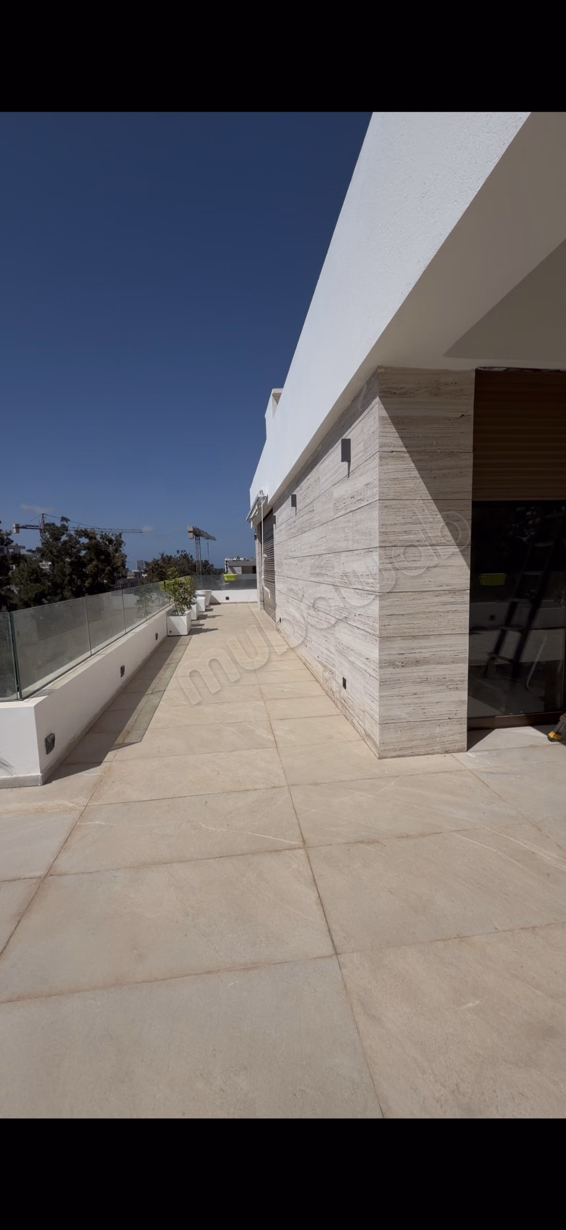 Appartement en location à Souissi. 4 chambres agréables. Avec ascenseur et terrasse