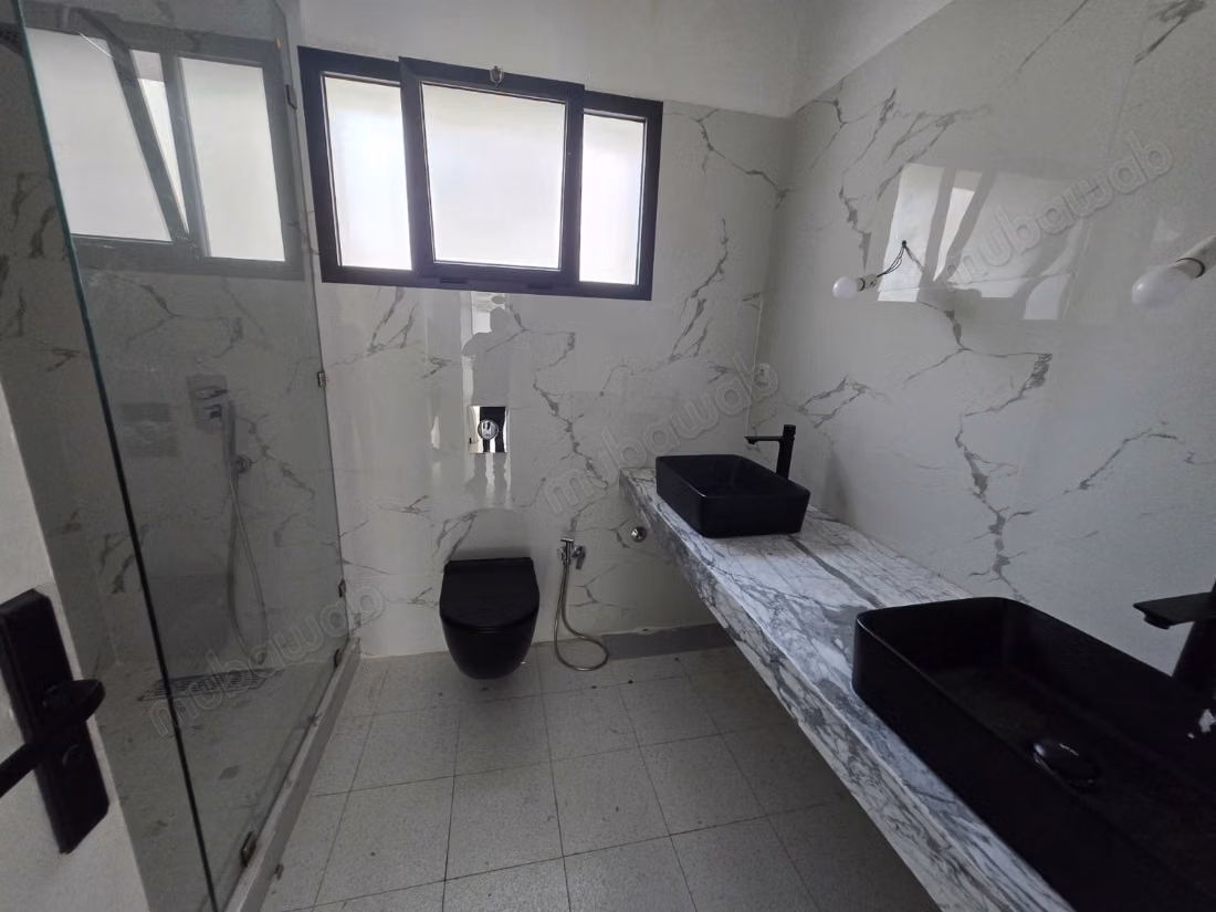 Appartement te huur in Gauthier. Totale oppervlakte 150 m². Terras en lift