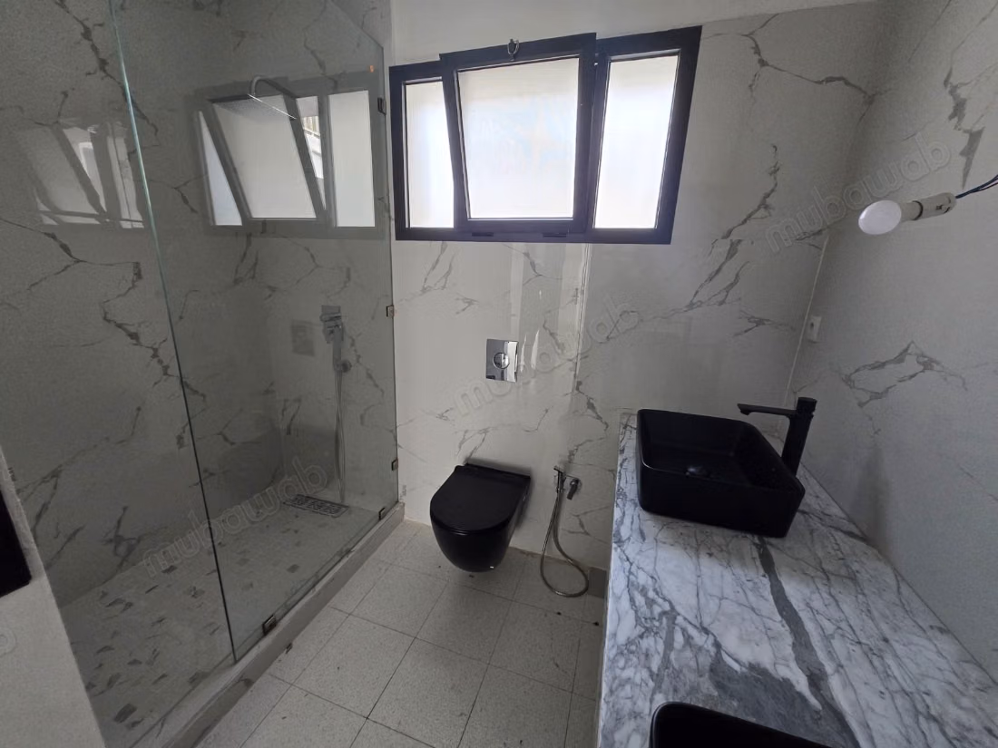 Appartement te huur in Gauthier. Totale oppervlakte 150 m². Terras en lift
