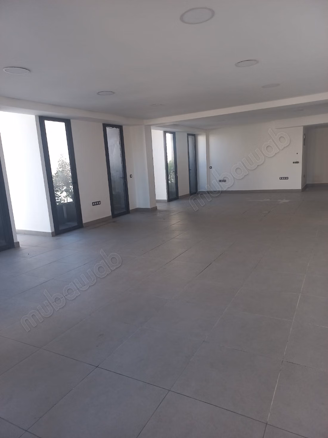 Uffici in affitto a Oulfa. Superficie 108 m². Servizio di portineria, aria condizionata