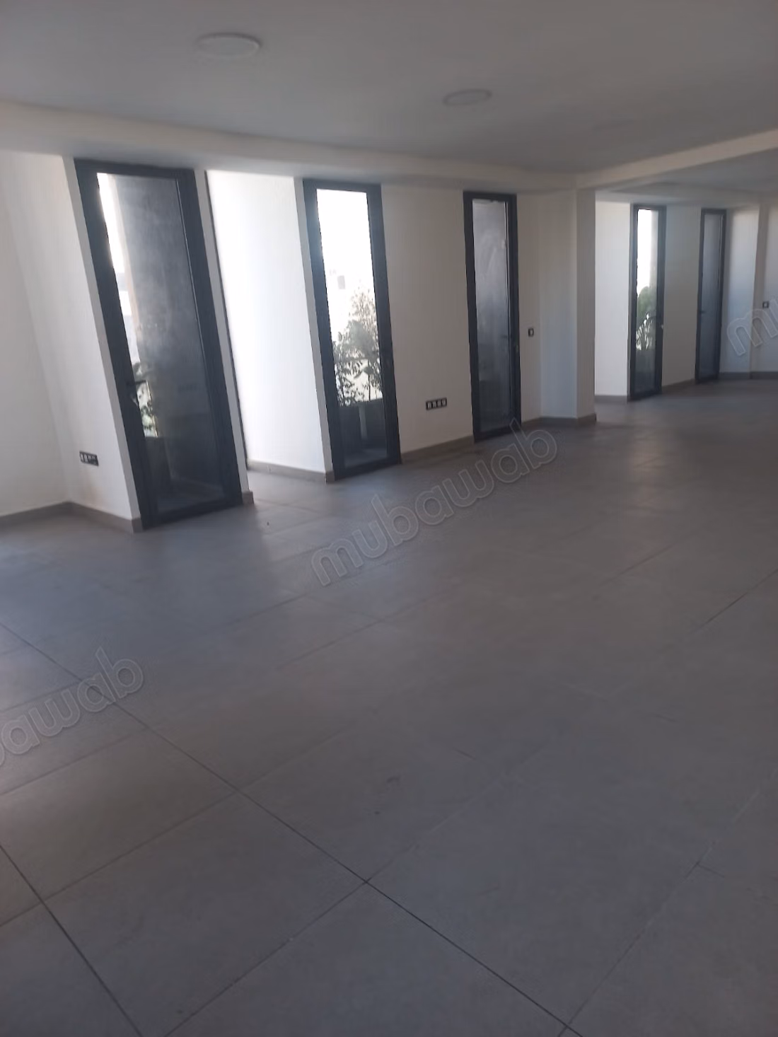 Uffici in affitto a Oulfa. Superficie 108 m². Servizio di portineria, aria condizionata