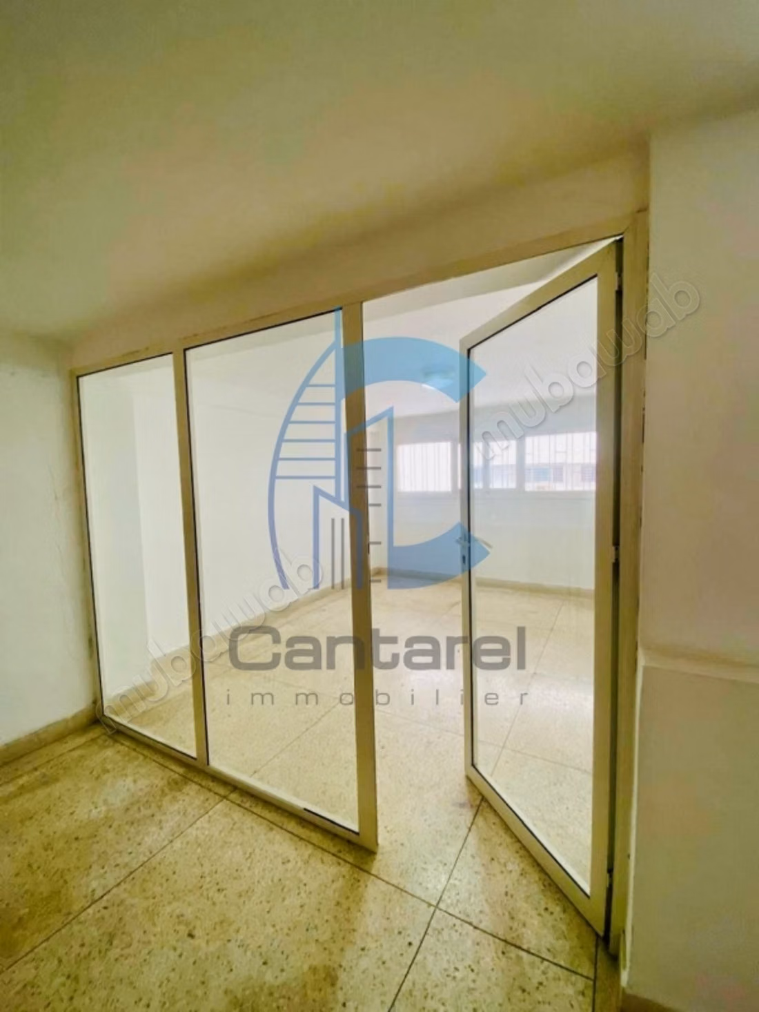 Local commercial d'angle à vendre – Quartier CIL